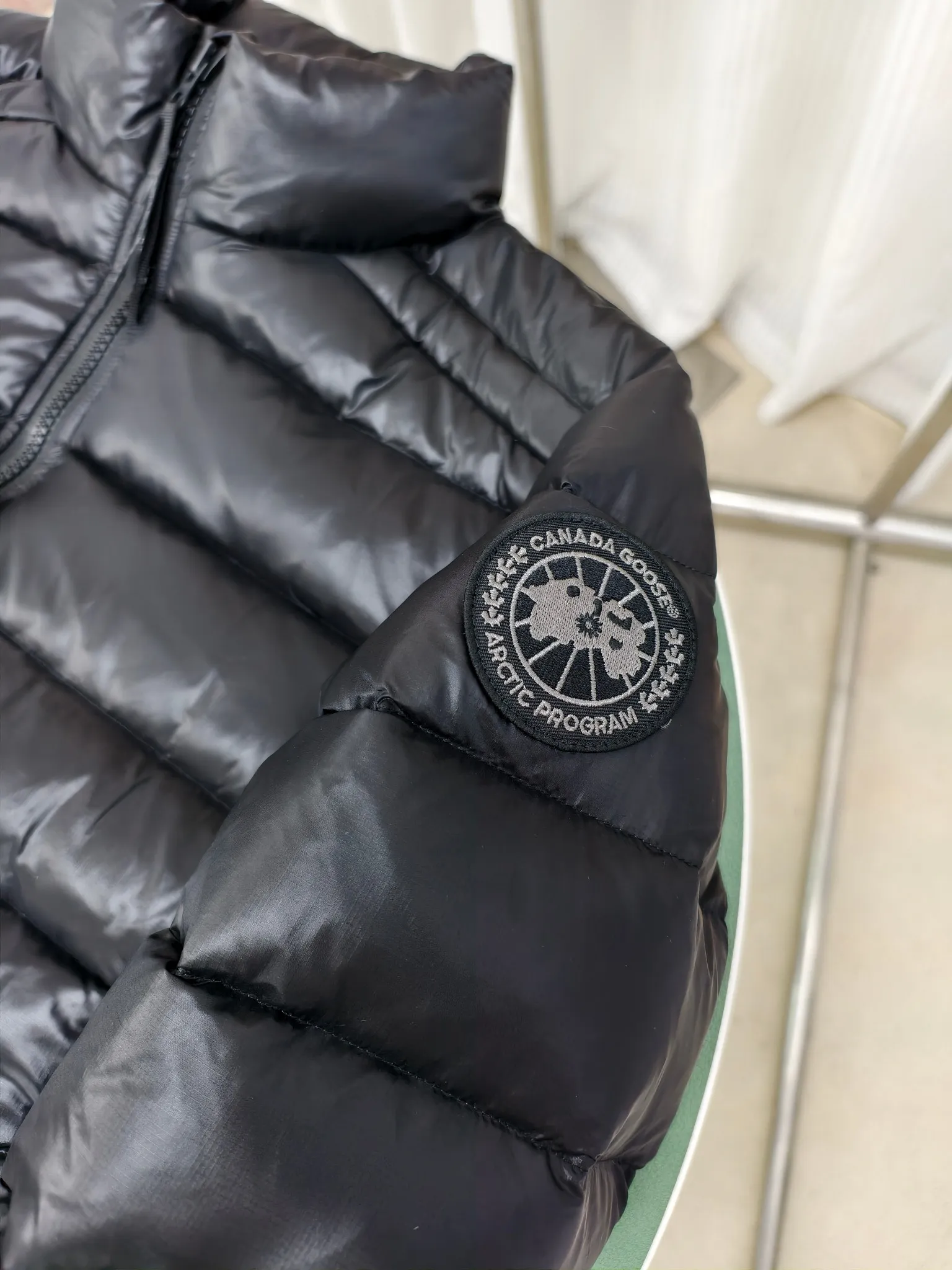 P880 2228M model (high version) Canada goose Crofton down jacket, this is a down jacket suitable for late autumn and early winter: on cold and rainy mornings, it can be used as a layer of warmth inside the rainproof jacket, and can be worn alone in the late autumn and early winter with a little bit of coolness. Filled with white duck down. The Crofton Jacket is a versatile, lightweight and versatile piece that even packs itself in for easy transport. The inner layer has removable elastic straps, making the jacket easy to carry on the shoulder and hands-free. 2 zippered hand pockets with fleece fabric on the knuckle side for softness and warmth. Color: black with black label, black with red label, ocean blue, superoxide blue, silver birch red label, silver birch black label Size: XS-2XL